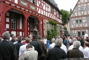 Historischer Dorfrundgang mit integrierten Spielszenen der Theatergruppe "Quadrat im Kreis" in Niederbrechen