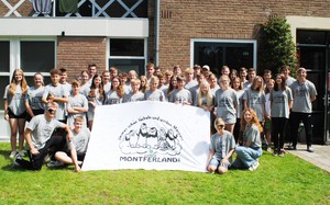 Die Freizeitgruppe der Jugendlichen am Haus Wolkenland in Hollandmit ihrer selbst gemalten Fahne und in den beliebten Freizeit-T-Shirts.